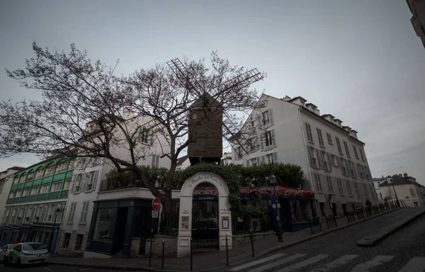 Leuke straat van Parijs in perspectief bij zonsopgang — Stockfoto