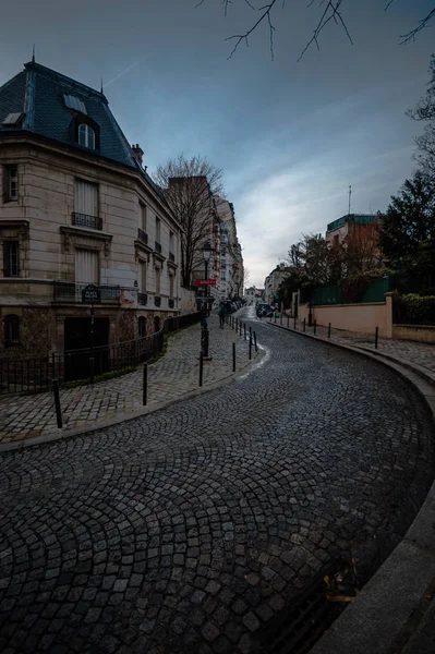 Leuke straat van Parijs in perspectief bij zonsopgang — Stockfoto