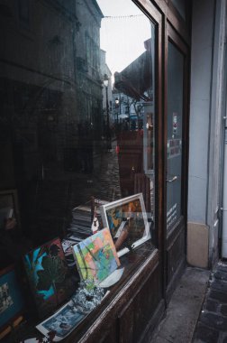 Gün doğumunda Paris 'in güzel caddesi