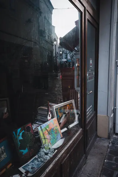 Gün doğumunda Paris 'in güzel caddesi