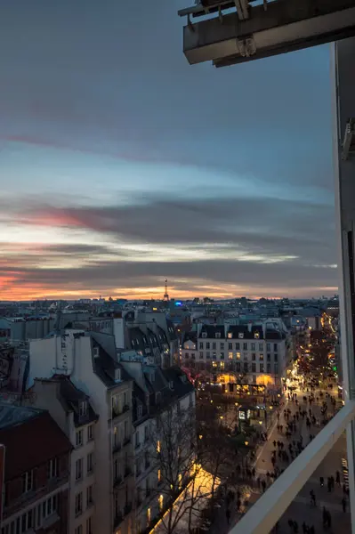 Чудовий вид на Париж на заході сонця. — стокове фото