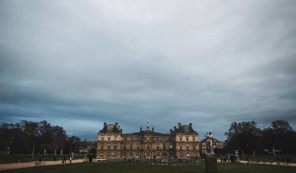 Fin utsikt över Paris i perspektiv vid solnedgången — Stockfoto