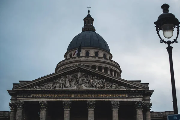 Mooi uitzicht op Parijs in perspectief bij zonsondergang — Stockfoto