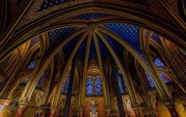 Paris 'teki bir kilisenin güzel manzarası.