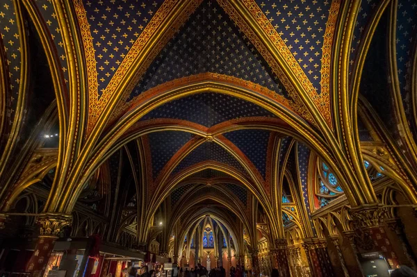 Paris 'teki bir kilisenin güzel manzarası.