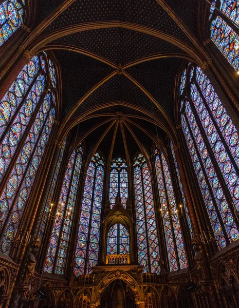 Schöne Aussicht auf das Innere einer Kirche in Paris — Stockfoto