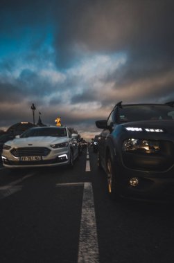 Paris sokaklarında gezinen güzel bir araba.