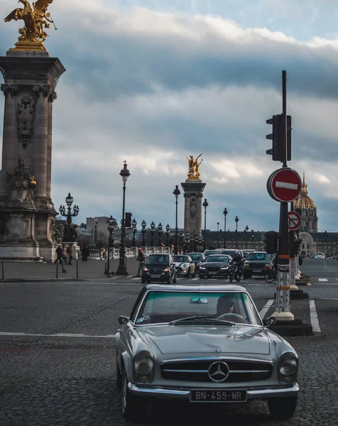 汽车驶过巴黎的街道 — 图库照片