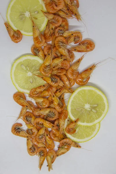 Crevettes Avec Tranches Citron Sur Fond Blanc — Photo