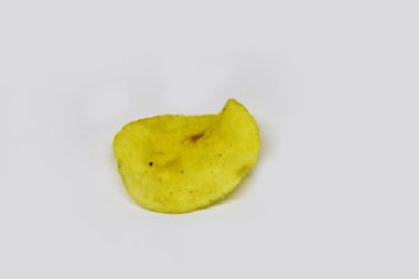 Beyaz arkaplanda bira cipsi