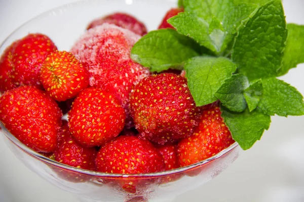 Bevroren Aardbeien Met Muntblaadjes Een Glas Een Witte Achtergrond — Stockfoto