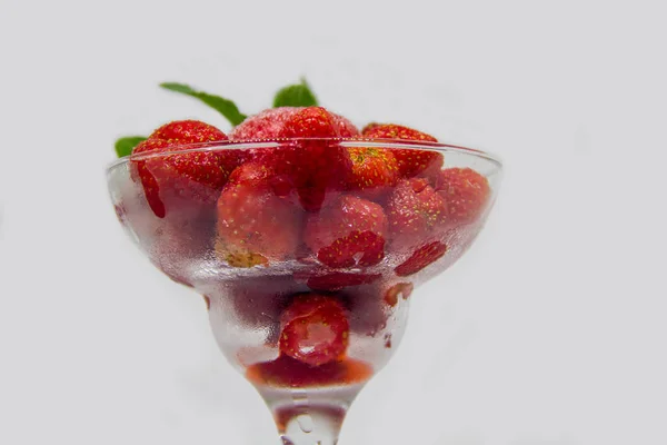 Fresas Congeladas Con Hojas Menta Vaso Sobre Fondo Blanco — Foto de Stock