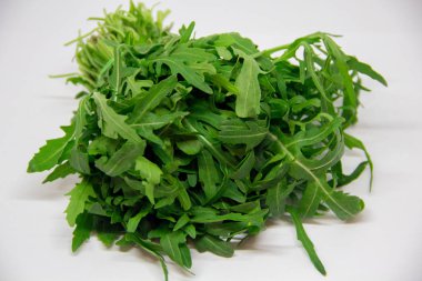 Beyaz arka planda bir demet roka.