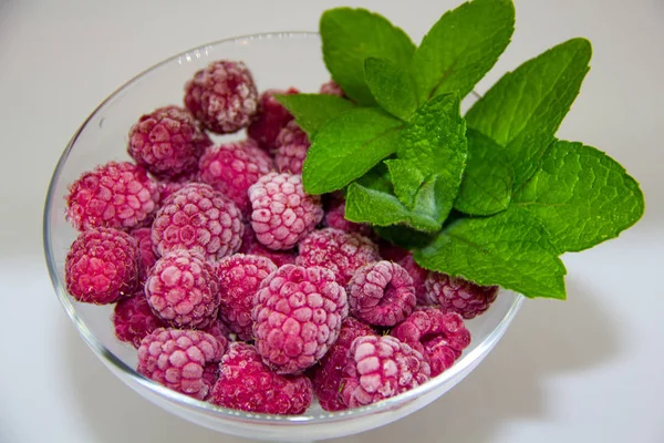 Bevroren Frambozen Met Muntblaadjes Een Witte Achtergrond — Stockfoto