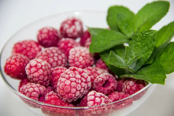 Bevroren Frambozen Met Muntblaadjes Een Witte Achtergrond — Stockfoto