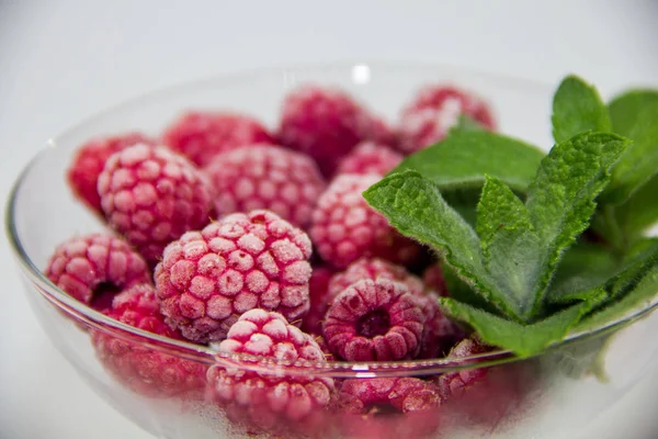 Bevroren Frambozen Met Muntblaadjes Een Witte Achtergrond — Stockfoto