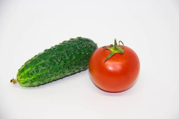 白色背景上的西红柿和黄瓜 — 图库照片