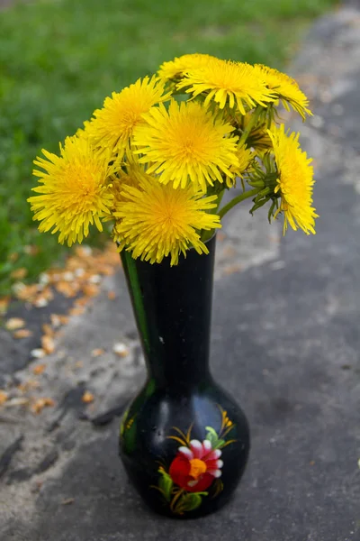 Букет Весенних Желтых Цветов Одуванчиков Вазе — стоковое фото
