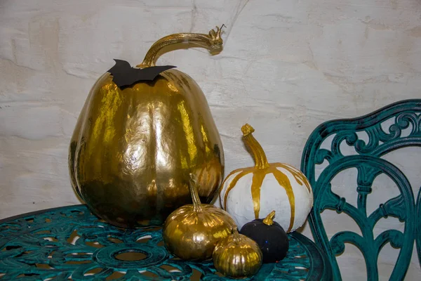 Golden Pumpkins Bat Halloween Decorations — ストック写真