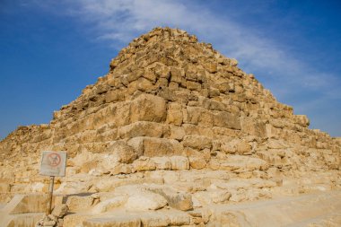 Mısır piramitleri gökyüzüne karşı