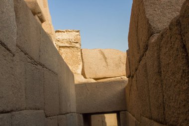 Mısır piramidi gizem taşlarını harabeye çevirdi