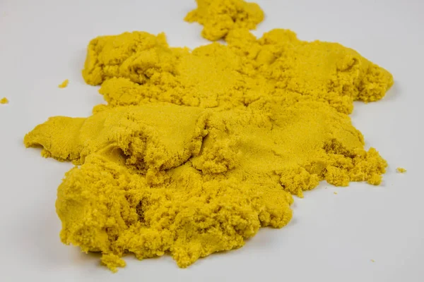 Yellow Kinetic Sand Scattered White Table — ストック写真