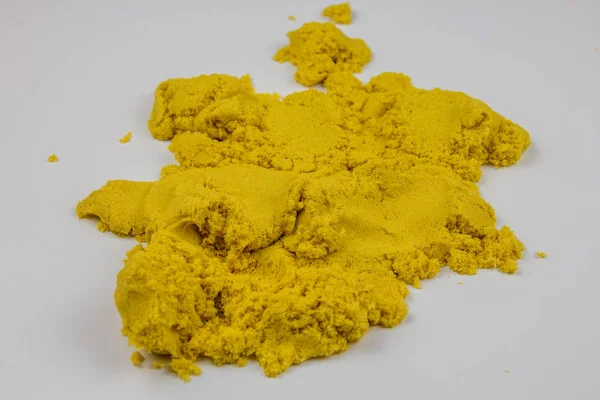 Yellow Kinetic Sand Scattered White Table — ストック写真