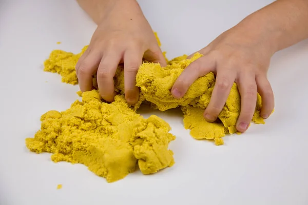 Les Mains Des Enfants Jouent Sable Cinétique Jaune Sur Une Photos De Stock Libres De Droits