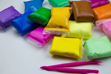 Beyaz arka planda renkli süper hafif plastik modelleme için hava plastiksi kütlesi