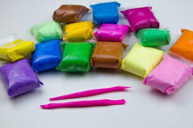 Beyaz arka planda renkli süper hafif plastik modelleme için hava plastiksi kütlesi