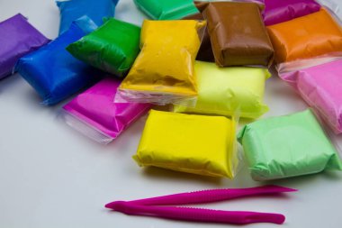 Beyaz arka planda renkli süper hafif plastik modelleme için hava plastiksi kütlesi