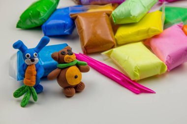 Beyaz arka planda renkli süper hafif plastik modelleme için havadar plastik kütle. Plastik figür