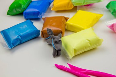 Beyaz arka planda renkli süper hafif plastik modelleme için havadar plastik kütle. Plastik figür