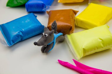 Beyaz arka planda renkli süper hafif plastik modelleme için havadar plastik kütle. Plastik figür