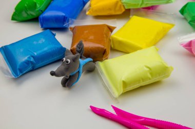 Beyaz arka planda renkli süper hafif plastik modelleme için havadar plastik kütle. Plastik figür