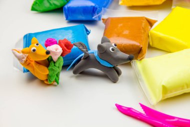 Beyaz arka planda renkli süper hafif plastik modelleme için havadar plastik kütle. Plastik figür