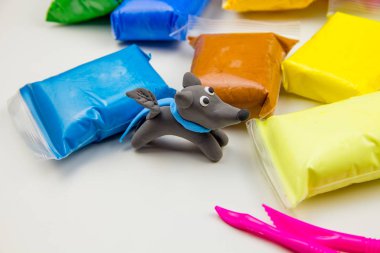 Beyaz arka planda renkli süper hafif plastik modelleme için havadar plastik kütle. Plastik figür