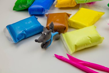 Beyaz arka planda renkli süper hafif plastik modelleme için havadar plastik kütle. Plastik figür