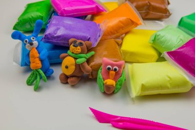 Beyaz arka planda renkli süper hafif plastik modelleme için havadar plastik kütle. Plastikten şekillendirilmiş şekiller