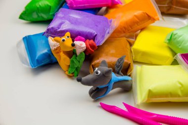 Beyaz arka planda renkli süper hafif plastik modelleme için havadar plastik kütle. Plastikten şekillendirilmiş şekiller