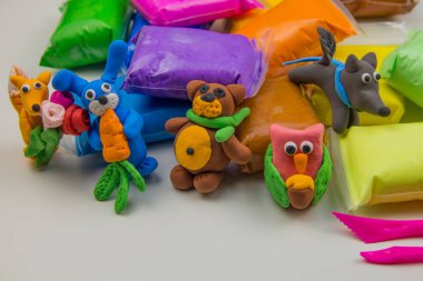 Beyaz arka planda renkli süper hafif plastik modelleme için havadar plastik kütle. Plastikten şekillendirilmiş şekiller