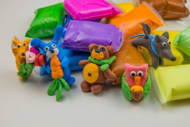 Beyaz arka planda renkli süper hafif plastik modelleme için havadar plastik kütle. Plastikten şekillendirilmiş şekiller