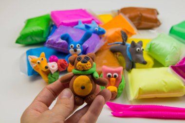 Beyaz arka planda renkli süper hafif plastik modelleme için havadar plastik kütle. Plastikten şekillendirilmiş şekiller