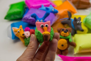 Beyaz arka planda renkli süper hafif plastik modelleme için havadar plastik kütle. Plastikten şekillendirilmiş şekiller