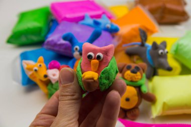 Beyaz arka planda renkli süper hafif plastik modelleme için havadar plastik kütle. Plastikten şekillendirilmiş şekiller