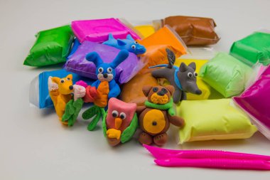 Beyaz arka planda renkli süper hafif plastik modelleme için havadar plastik kütle. Plastikten şekillendirilmiş şekiller