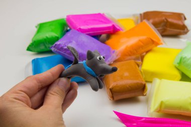 Beyaz arka planda renkli süper hafif plastik modelleme için havadar plastik kütle. Plastik figür