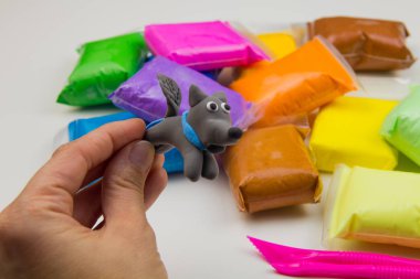 Beyaz arka planda renkli süper hafif plastik modelleme için havadar plastik kütle. Plastik figür