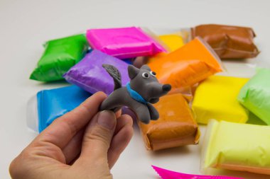 Beyaz arka planda renkli süper hafif plastik modelleme için havadar plastik kütle. Plastik figür