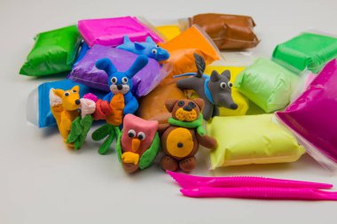 Beyaz arka planda renkli süper hafif plastik modelleme için havadar plastik kütle. Plastikten şekillendirilmiş şekiller